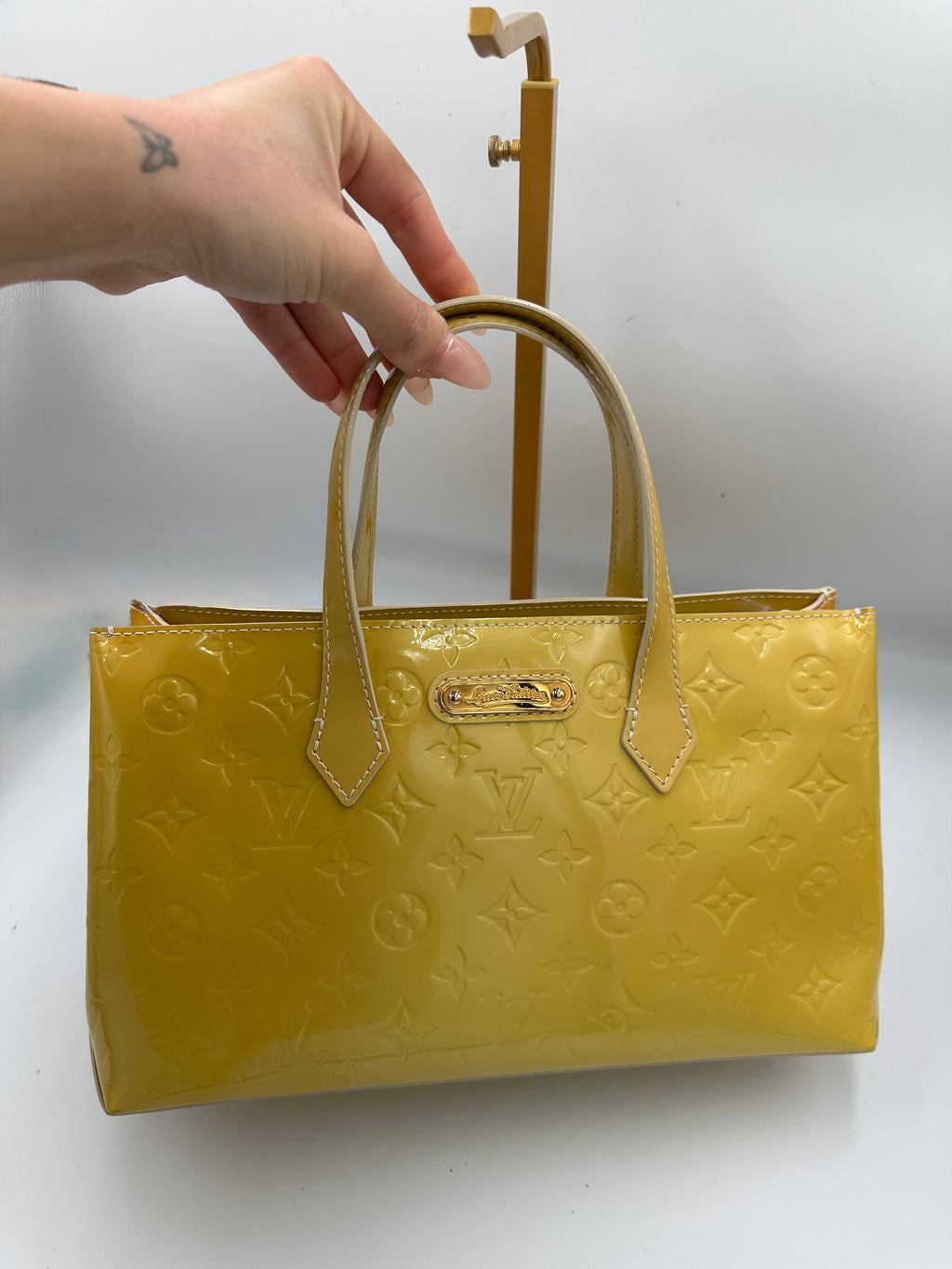 Louis Vuitton Wilshire PM handbag in yellow Monogram Vernis