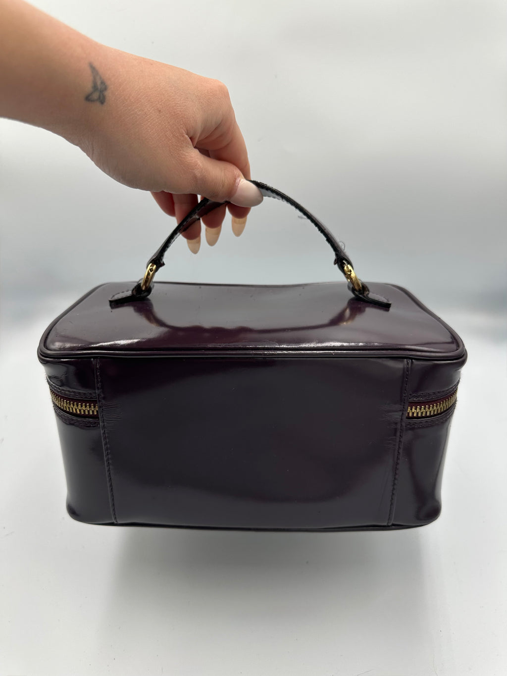 Gucci Bamboo vanity hand bag in purple enamel patent leather with bamboo zip