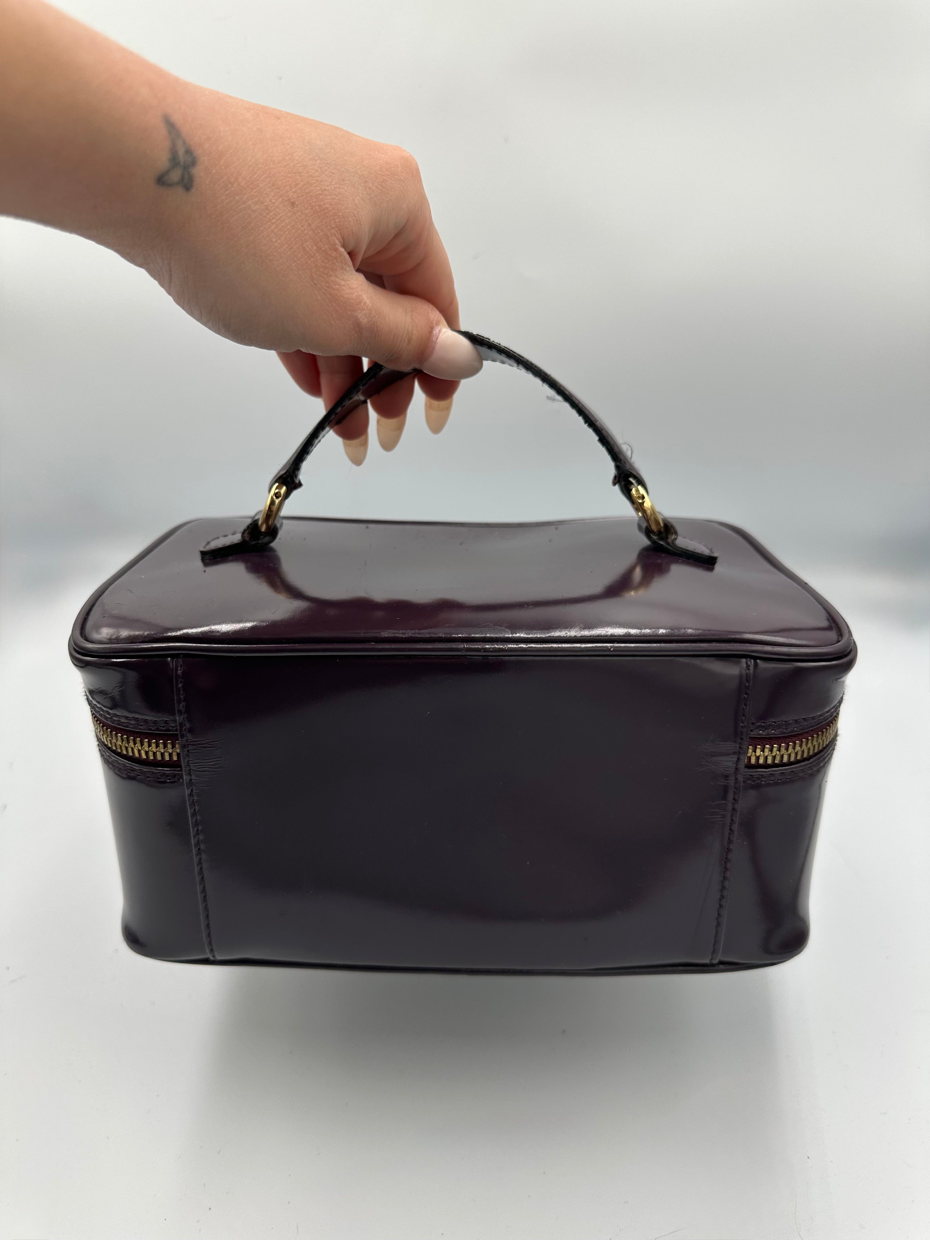 Gucci Bamboo vanity hand bag in purple enamel patent leather with bamboo zip