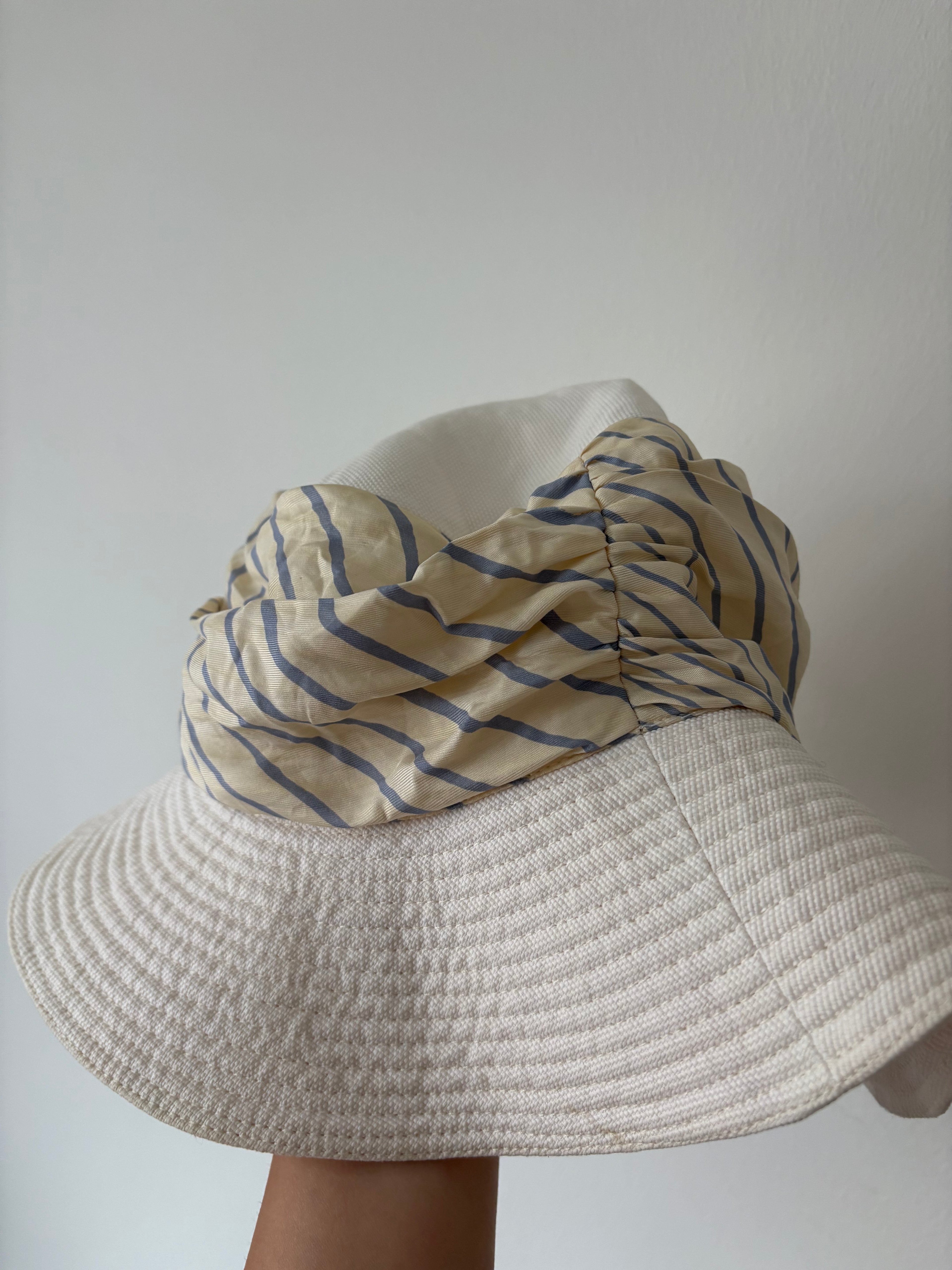 Hermès white cotton wide brim hat features a silk-lined linen construction