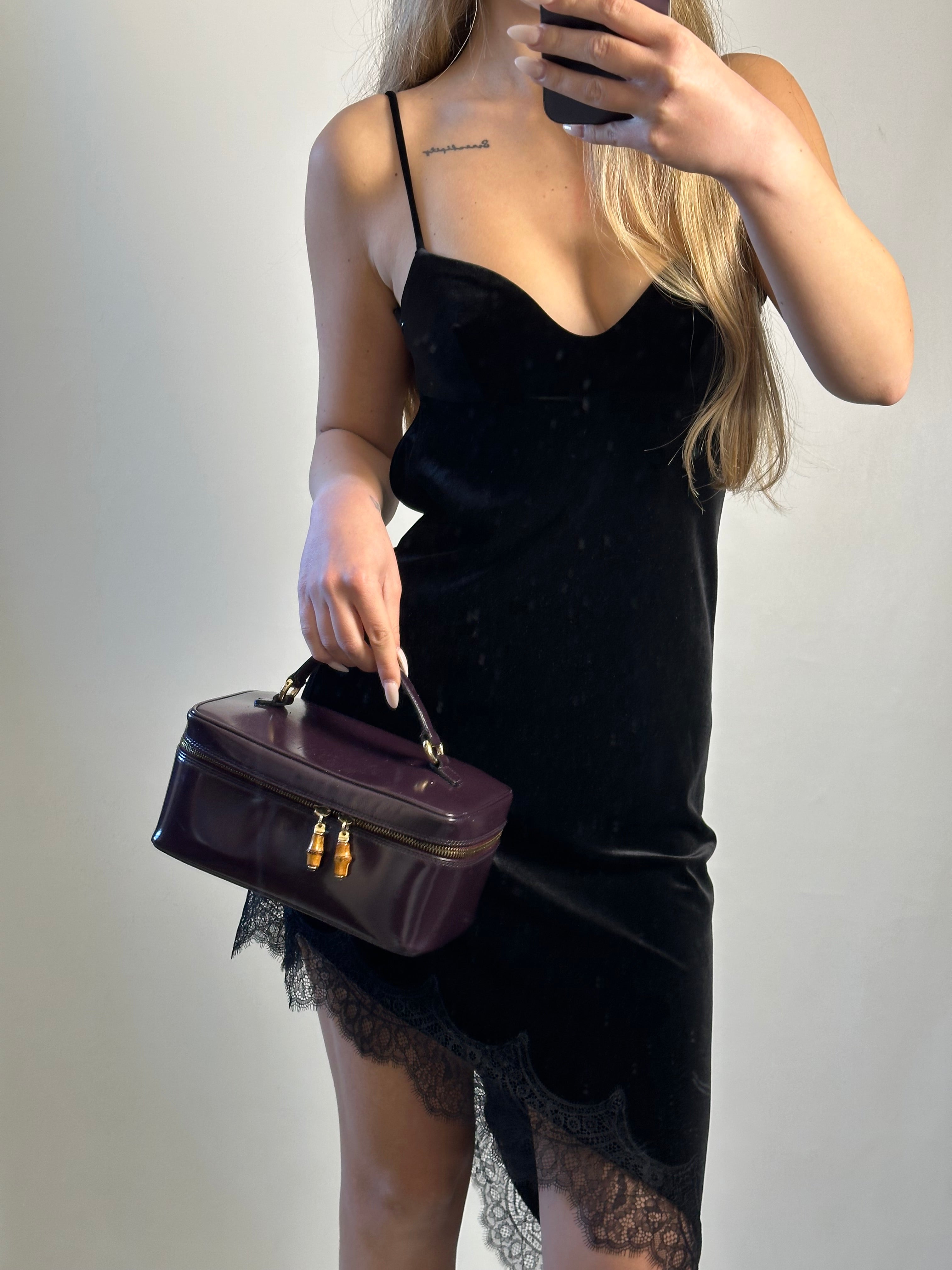 Gucci Bamboo vanity hand bag in purple enamel patent leather with bamboo zip