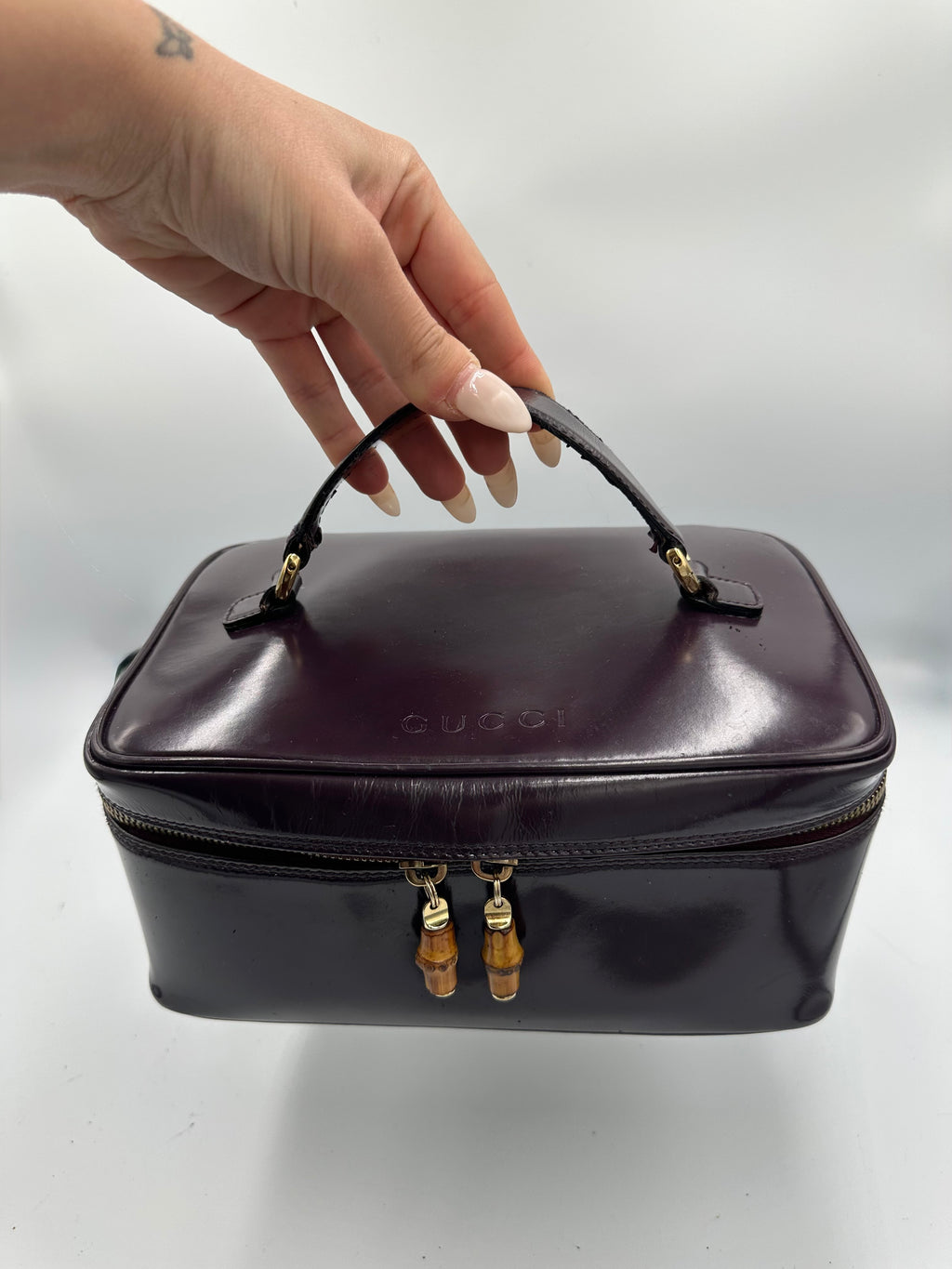 Gucci Bamboo vanity hand bag in purple enamel patent leather with bamboo zip