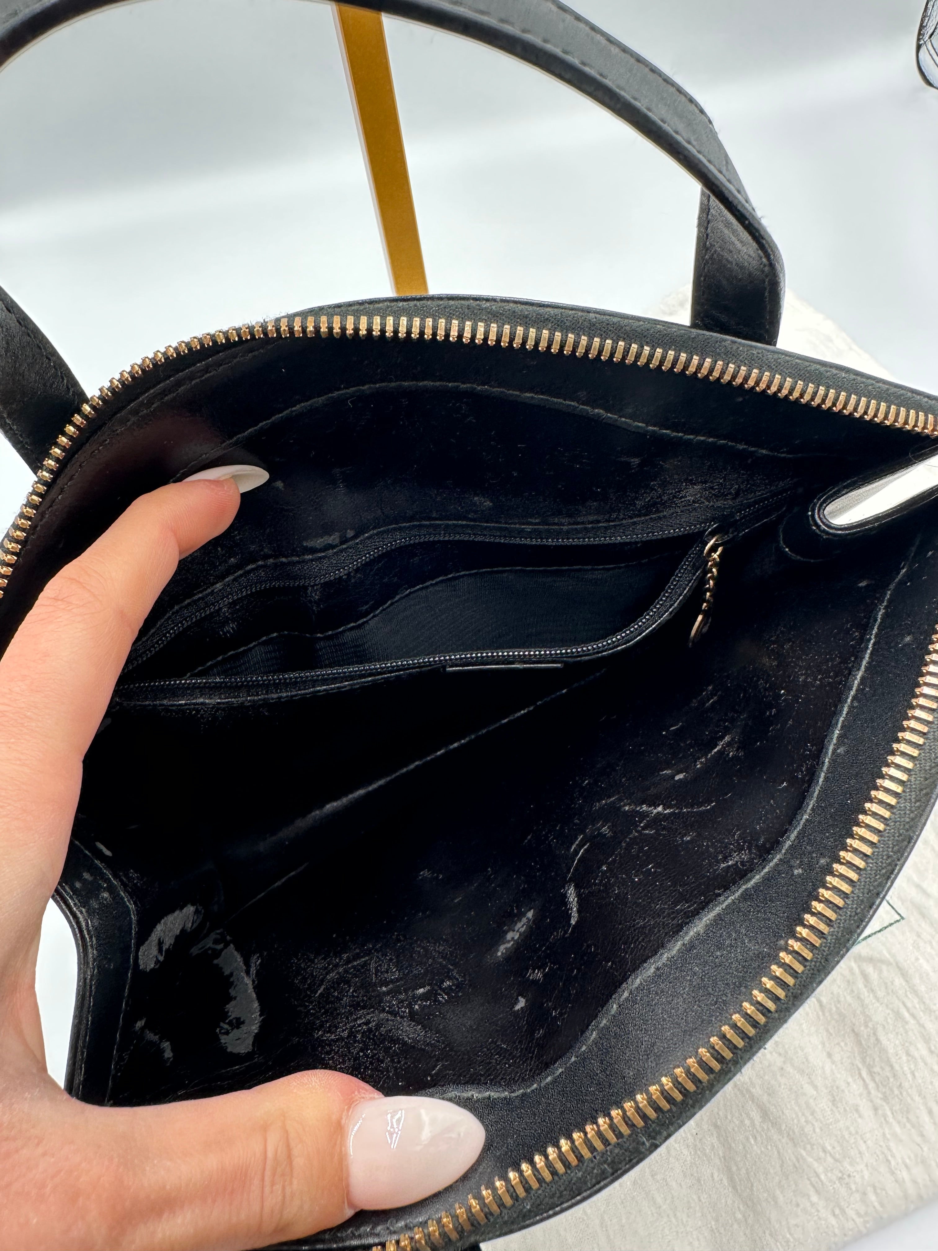 90’s Gucci Jackie black leather handbag with G gold hardware zip