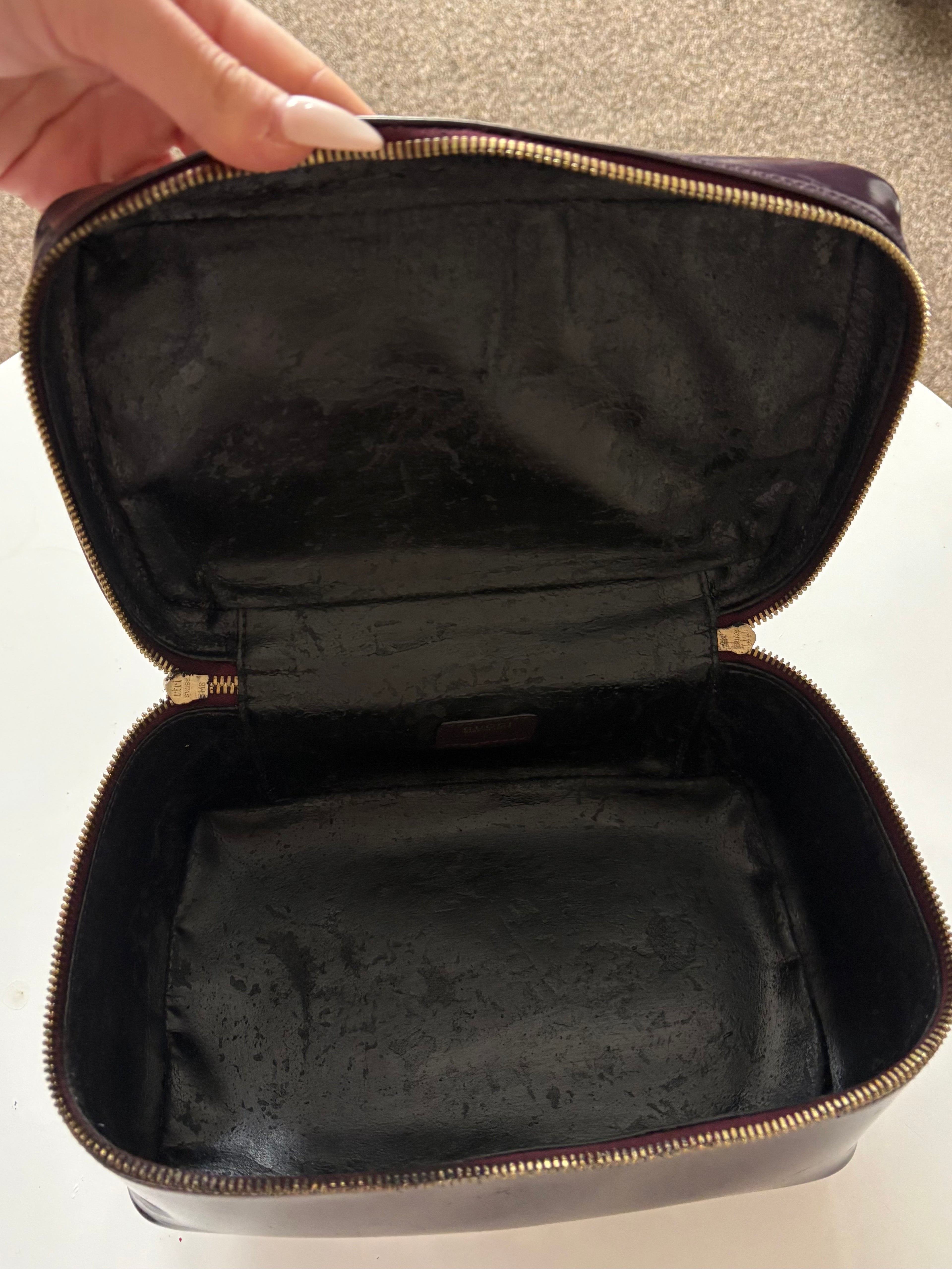 Gucci Bamboo vanity hand bag in purple enamel patent leather with bamboo zip