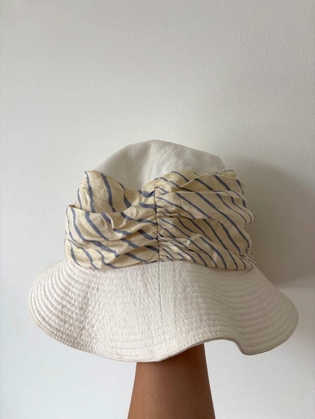 Hermès white cotton wide brim hat features a silk-lined linen construction