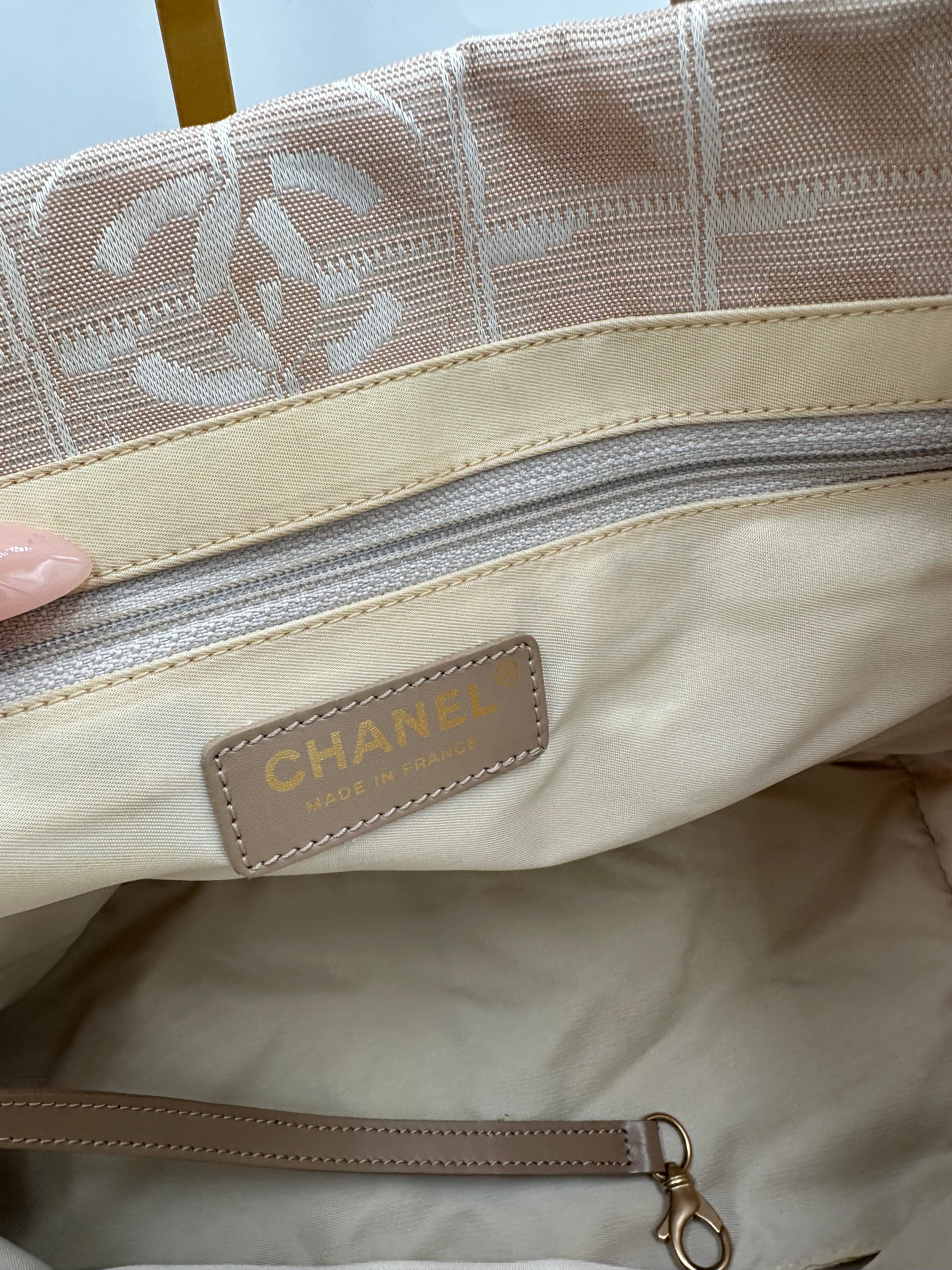 Chanel 2004 Travel line beige shoulder bag