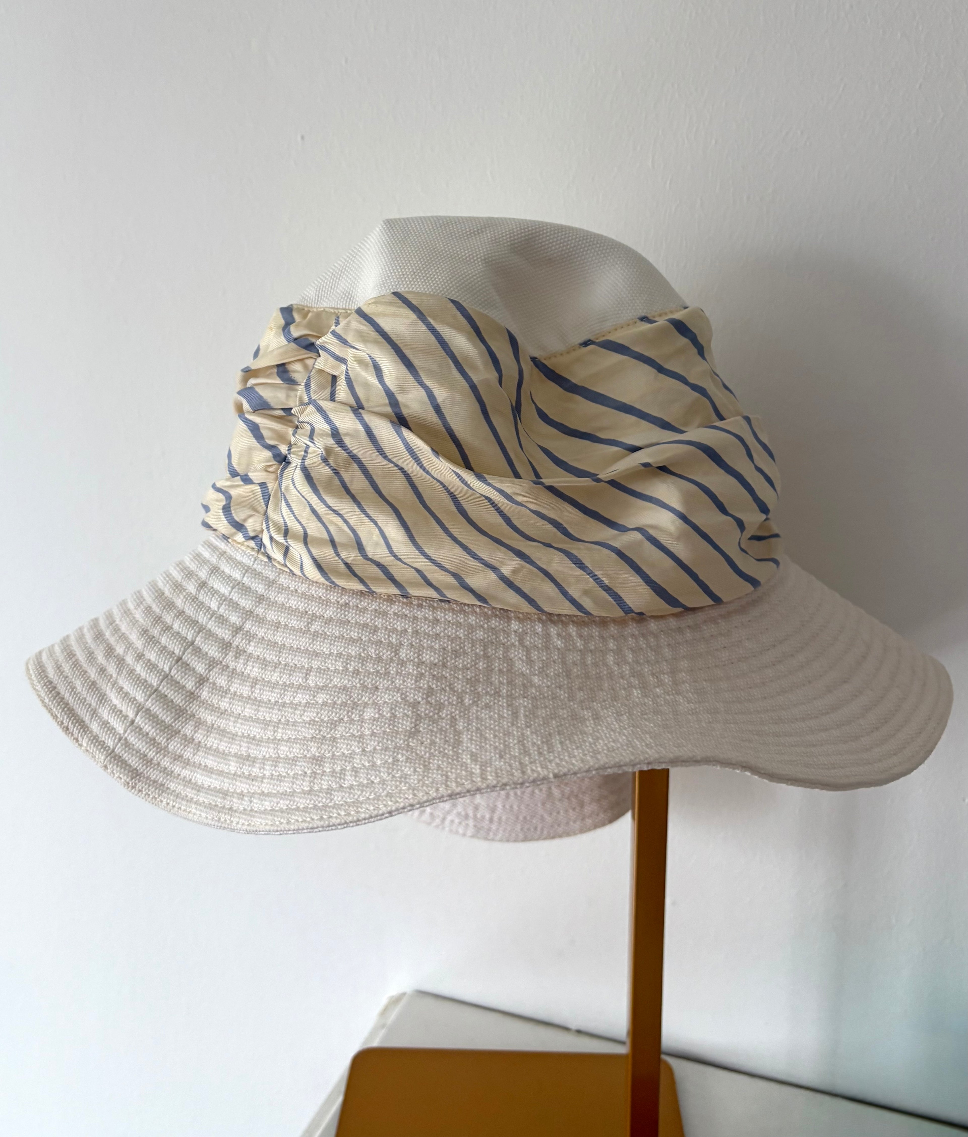 Hermès white cotton wide brim hat features a silk-lined linen construction